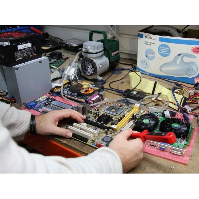 Servicio Tecnico de Mantenimiento de Computadoras y CPUs: limpieza, cambio de paste termica, repotenciacion, reinstalacion de software. CPUs Basicos, de Oficina y Gamer / CompuMarket